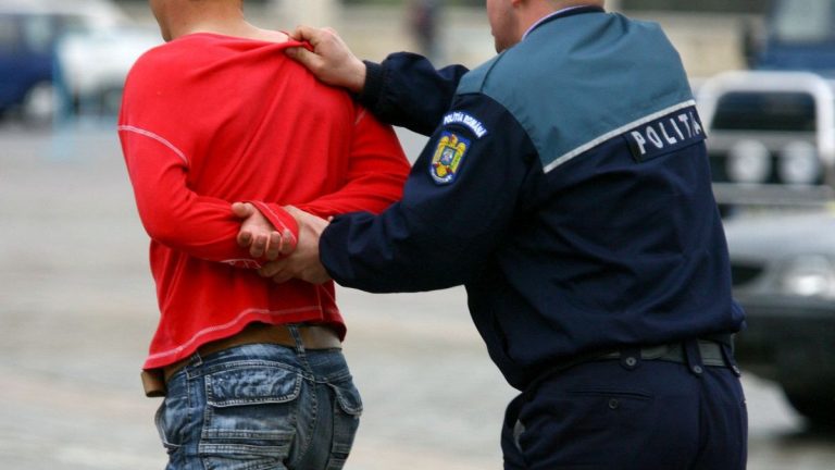 Un derbedeu care a pălmuit un vârstnic până a căzut și s-a lovit la cap a fost arestat