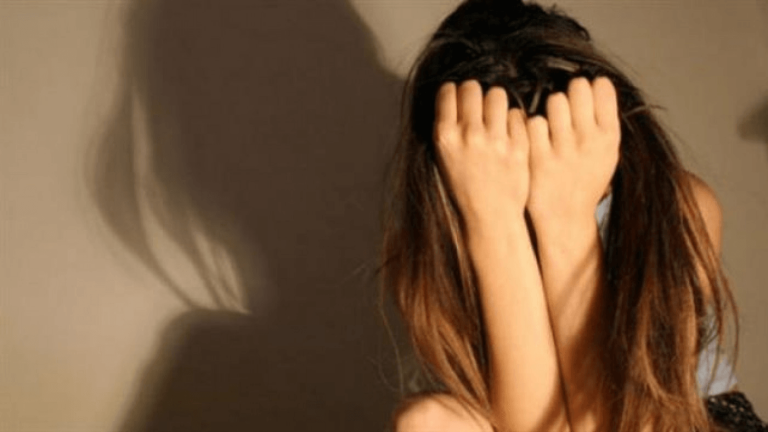 O fată de 18 ani și părinții ei, terorizați de un angajat al STS Iași care își dorea o relație cu tânăra
