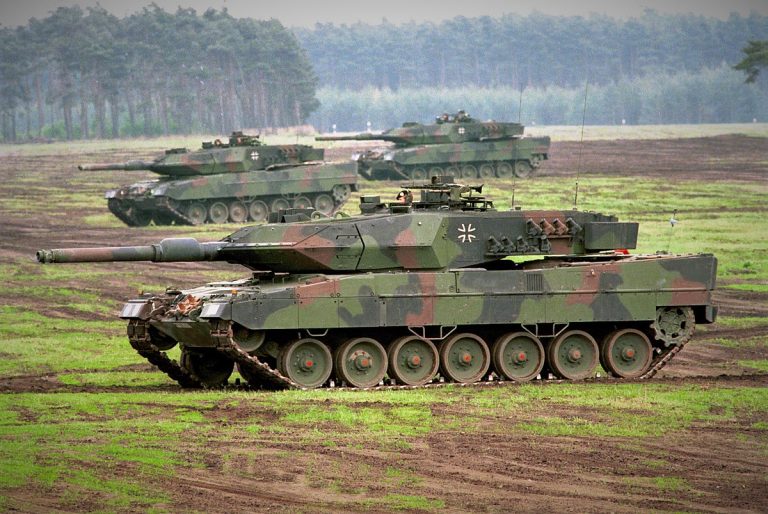 Momentul în care un tanc Leopard 2 distruge de unul singur o coloană rusească de blindate