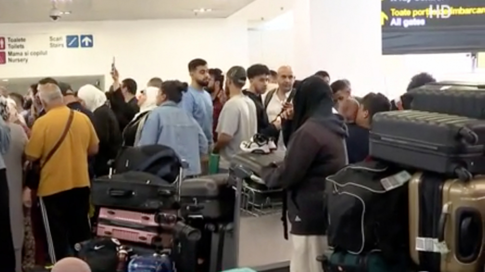 Zborul Iași-București, anulat azi. Este grevă la Tarom. Piloții, cu salarii de 5.000 de euro, vor și mai mult. Pasagerii ghinioniști dorm pe jos