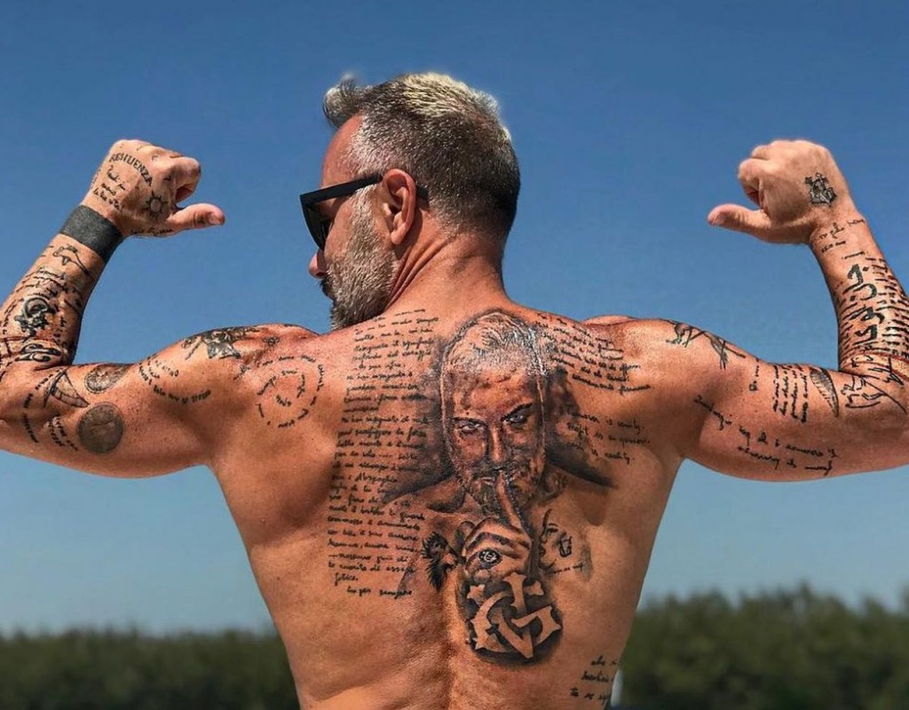  Schimbare în statut: Polițiștii pot avea tatuaje, dar nu pe faţă, gât sau oriunde pe cap