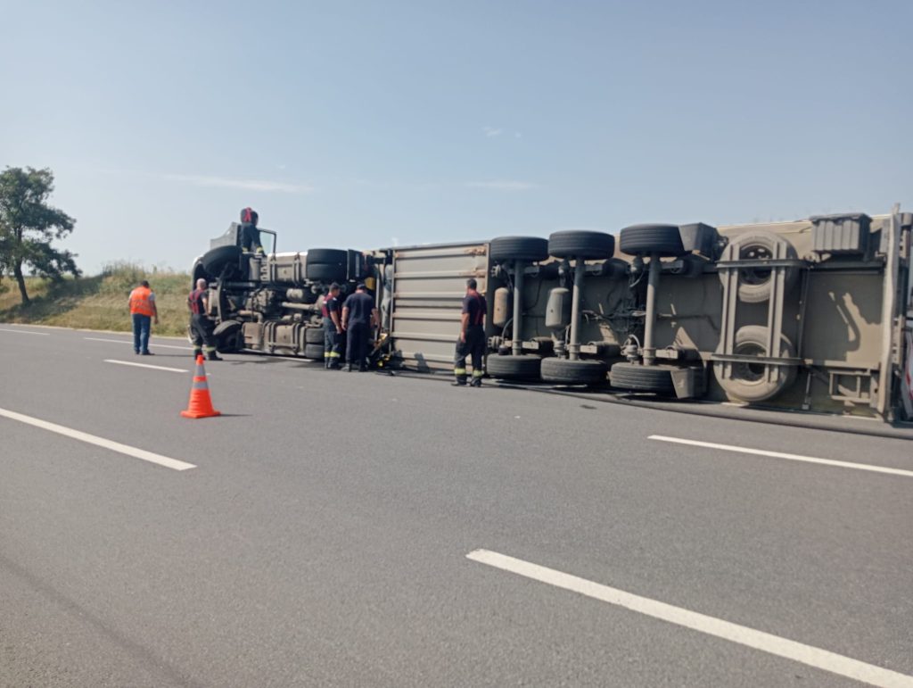  FOTO – Un TIR încărcat cu mere s-a răsturnat la Iași. Șoferul, sub influența alcoolului