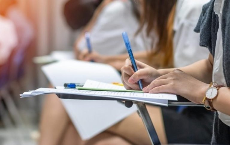 Titularizare fără incidente - Aproape 2.000 de cadre didactice ieșene au dat ieri examenul scris pentru post. Când sunt anunțate rezultatele?