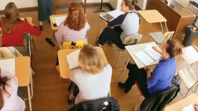 Titularizare - Peste 2.000 de candidați din județ susțin mâine proba scrisă.  Cinci centre de concurs în Iași. Ce posturi sunt disponibile?