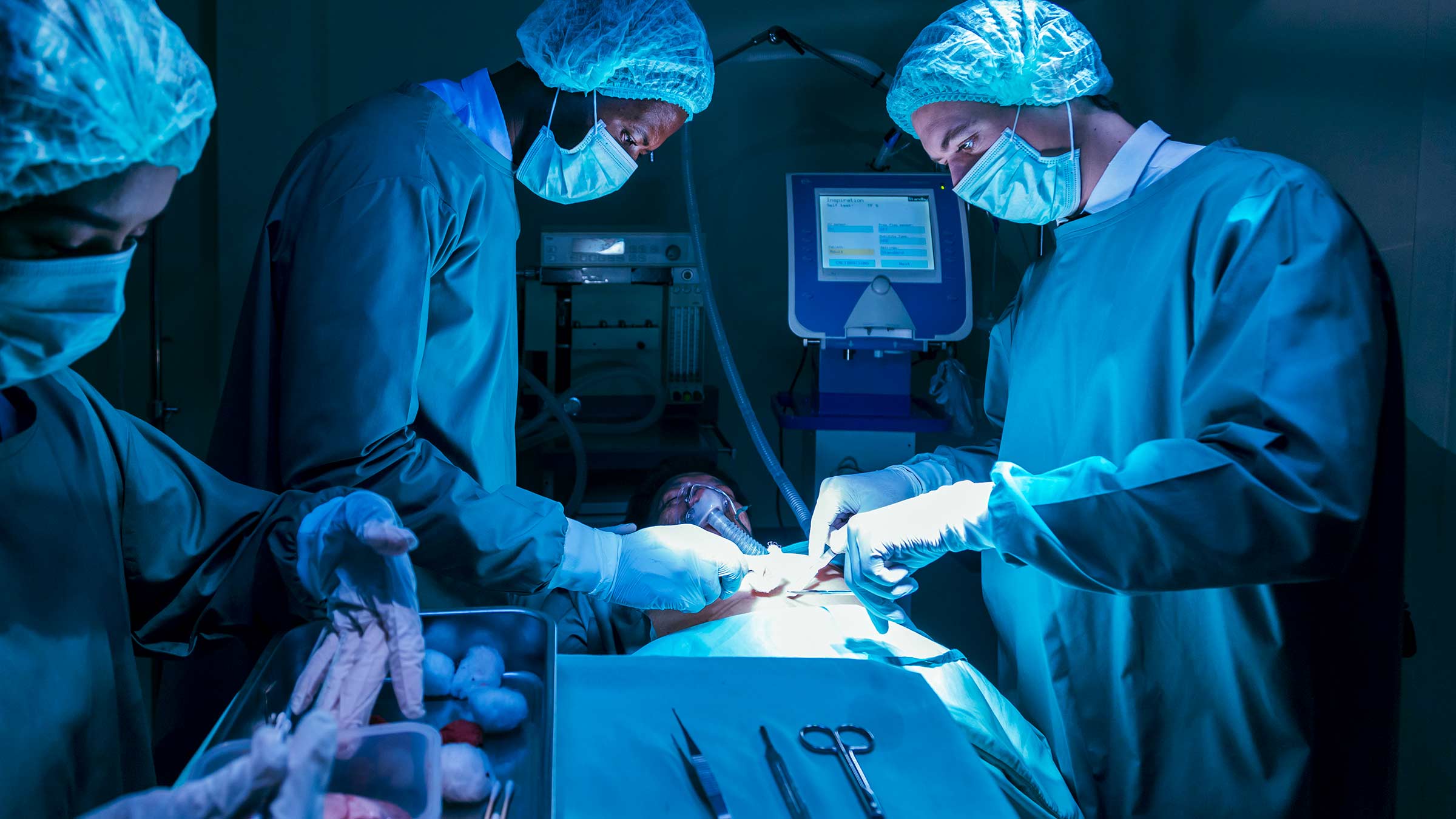 Rinichii unui cadru medical decedat au dat o nouă șansă la viață la doi bărbați