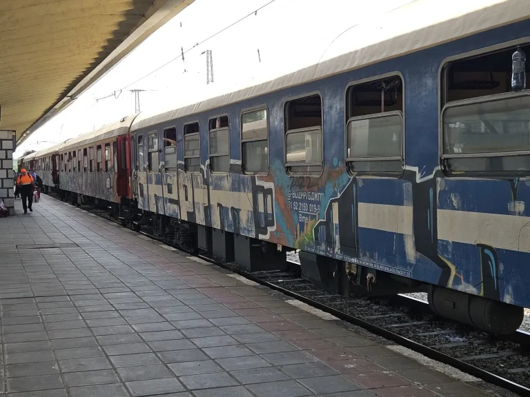 Cum este să mergi cu trenul în vacanță în Bulgaria. O aventură cu viteze de secol 19, dar și cu romantism