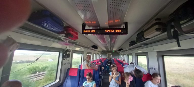 Condiții inumane de călătorie în trenul Timișoara-Iași: Temperaturi de până la 46°C fără ventilație