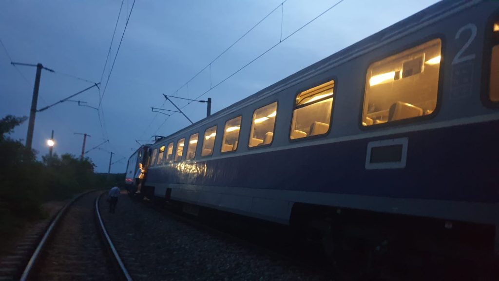  FOTO – Un tren Iași-Cluj s-a oprit brusc în câmp. S-a stricat locomotiva