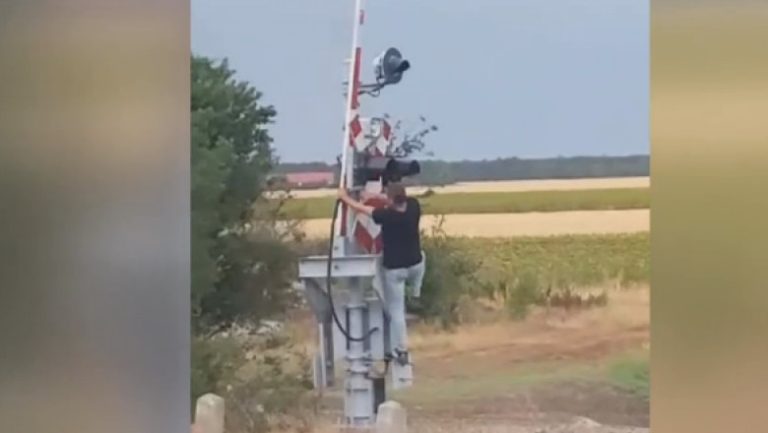 VIDEO Mecanic de tren filmat când coboară manual bariera la trecerea de calea ferată. Imagini inedite din Teleorman