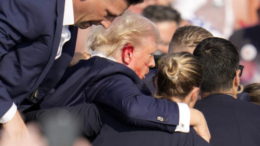  Donald Trump ar fi fost lovit de cioburi de sticlă, nu de un glonț