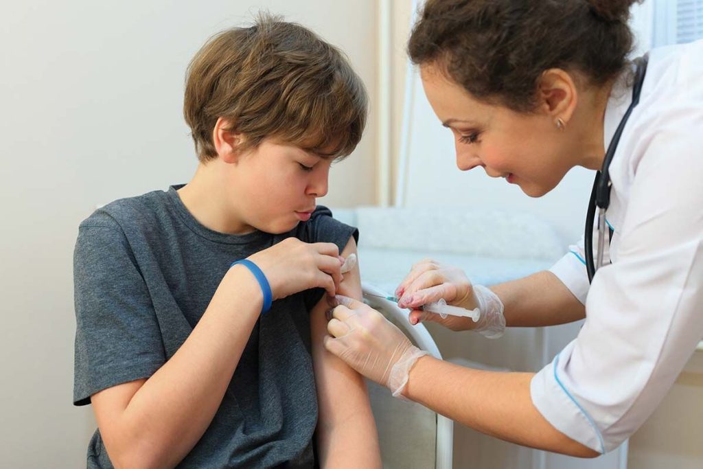  Vaccinurile împotriva HPV previn cancerul atât la femei cât și la bărbați