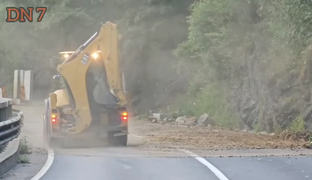 VIDEO Șoferii blocați la intrarea în Valea Oltului, șocați de ritmul bleg al lucrărilor: “Hai să vezi ce lucrează, că de asta mă enervez: Două rable și un escavator!“