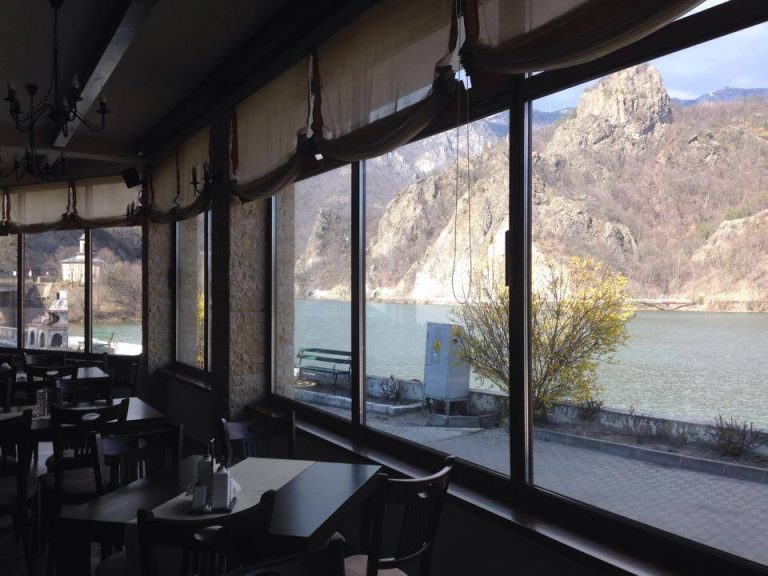 Patronii restaurantelor de pe Valea Oltului, disperați după închiderea drumului. Vor munci doar noaptea