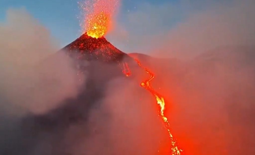  Vulcanul Etna din Sicilia, în erupţie, oferă noaptea un adevărat spectacol/VIDEO