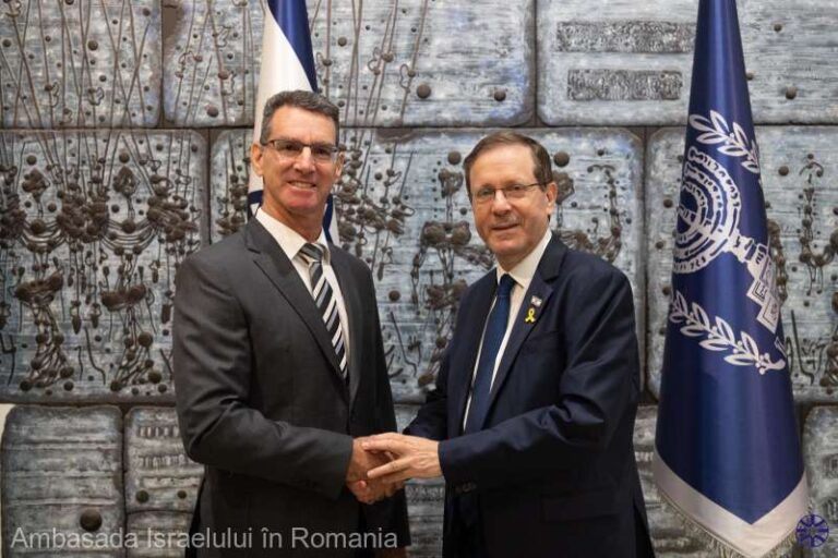 Ambasadorul Israelului: Bunicul meu a fost supravieţuitor al Holocaustului; locuia în Buhuşi, într-o zi a fost dus în lagăr