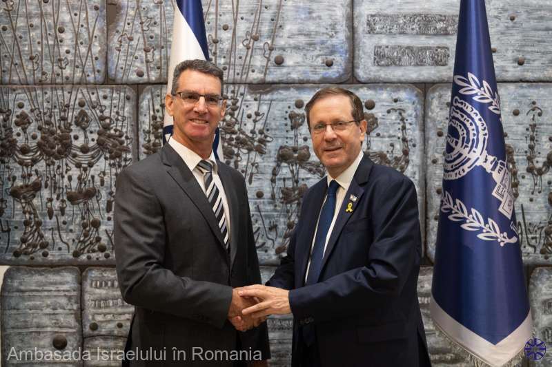Ambasadorul Israelului: Bunicul meu a fost supravieţuitor al Holocaustului; locuia în Buhuşi, într-o zi a fost dus în lagăr