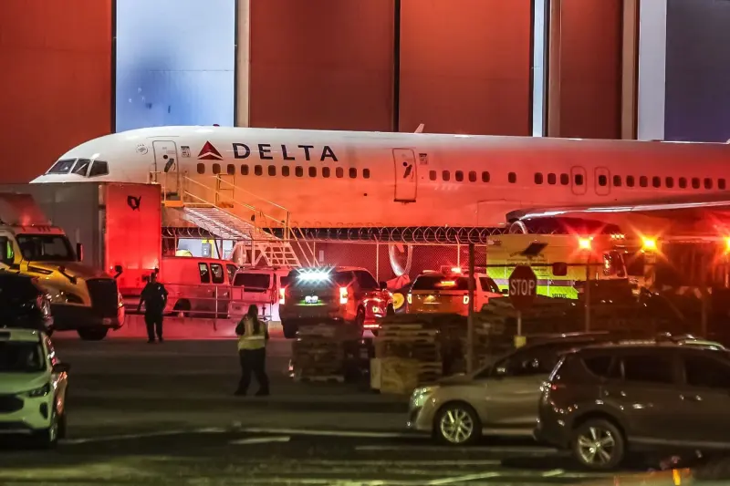  Incident pe aeroportul din Atlanta. Două persoane au murit, iar una a fost rănită după explozia anvelopei unui avion Boeing 757