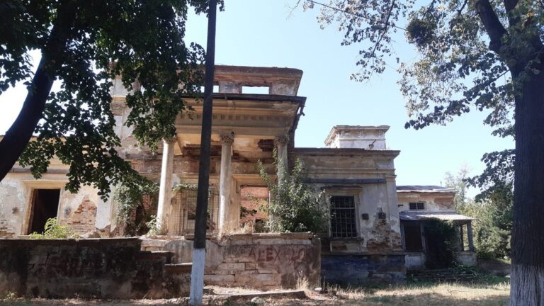 Cum se pierd clădiri vechi, de valoare, ale Iașului? Legea care trebuie să le protejeze e atât de veche, încât ajută la demolare