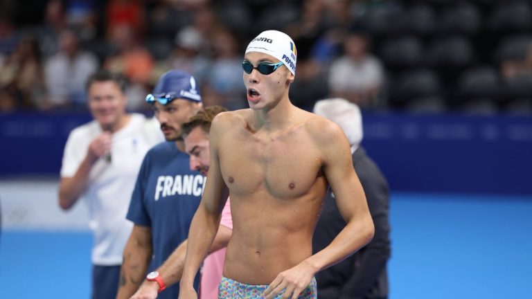 Campionul olimpic David Popovici revine vineri în ţară