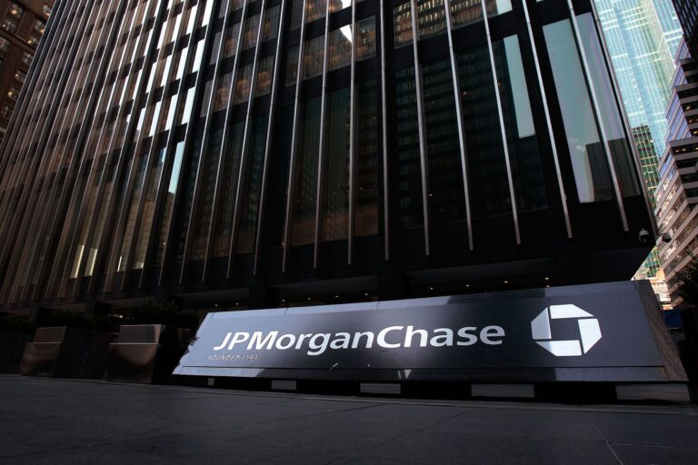 JPMorgan Chase a cerut, ”constrânsă”, oprirea procesului său din New York împotriva băncii ruse VTB