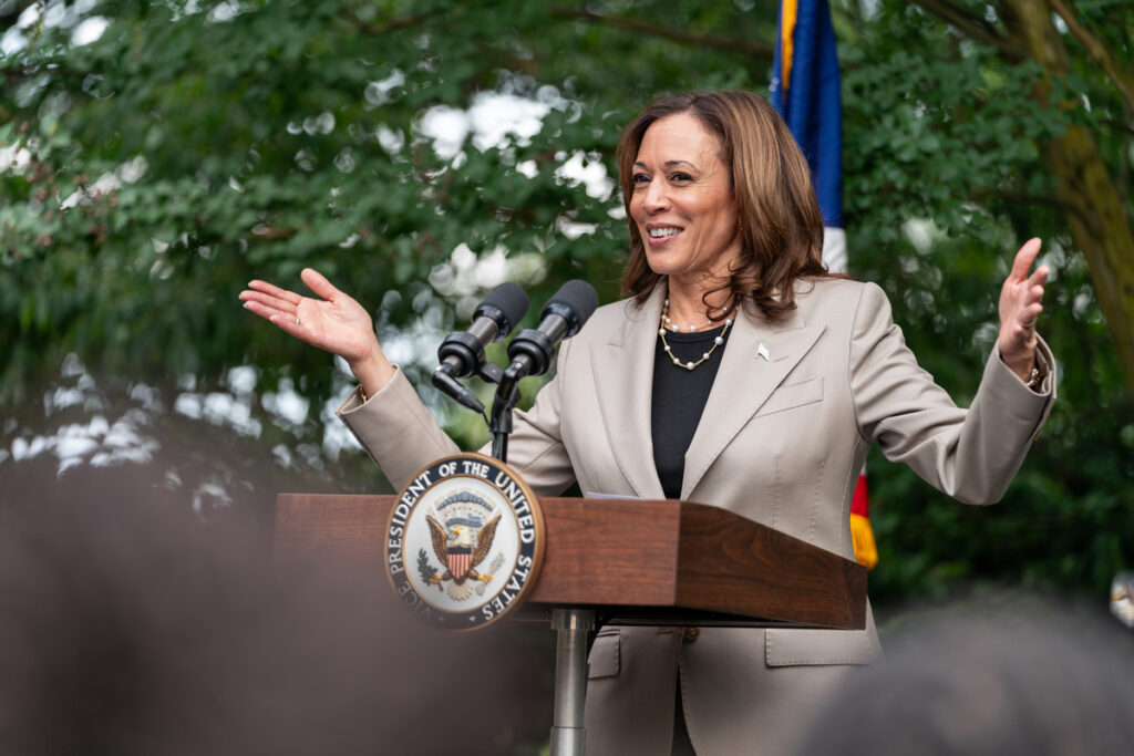 Kamala Harris îl atacă pe Trump: „Oricine are ca scop să-i doboare pe alţi oameni este un laş”