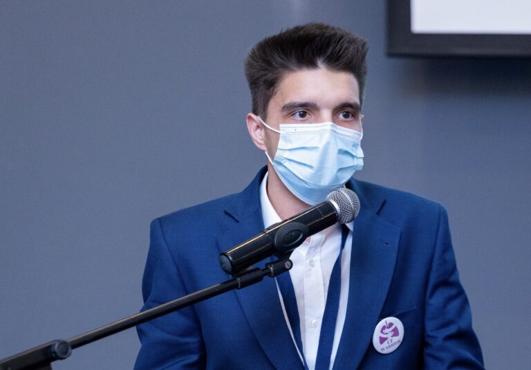 Supraviețuitorul unei boli cronice grave îi cere demisia lui Rafila