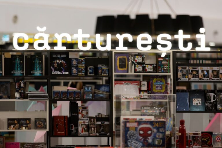 Cărturești Fandom din Palas, locul preferat al iubitorilor de comics, romane grafice, postere și figurine tematice, inspirate de cultura manga și geek!
