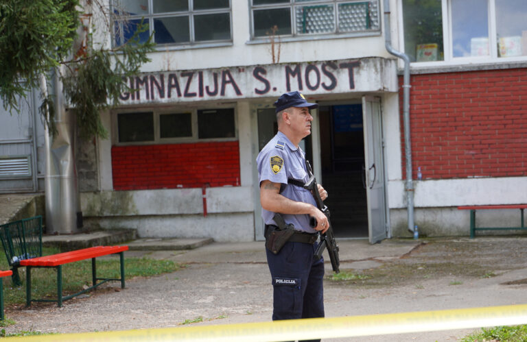 Un portar al unui liceu din Bosnia a ucis cu o puşcă militară automată directorul, secretara şi o profesoară
