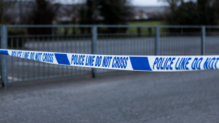 Scene de groază pe o stradă liniștită din Sheffield. Cinci copii au fost împușcați de o bandă de tineri. Suspecții, eliberați