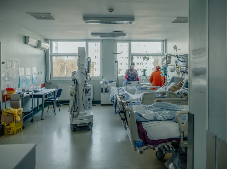 Trei persoane, doi medici și o asistentă, reţinute în dosarul morţilor suspecte de la Spitalul Pantelimon