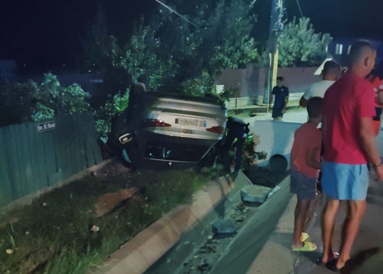 Un Audi a ”zburat” peste un șanț în Bârnova și a aterizat cu roțile în sus. Fiica și soția, duse la spital
