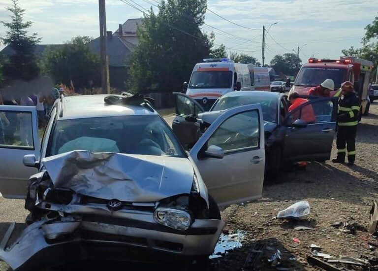 Accident cu trei autoturisme în Suceava: Doi copii şi trei adulţi, transportaţi la spital