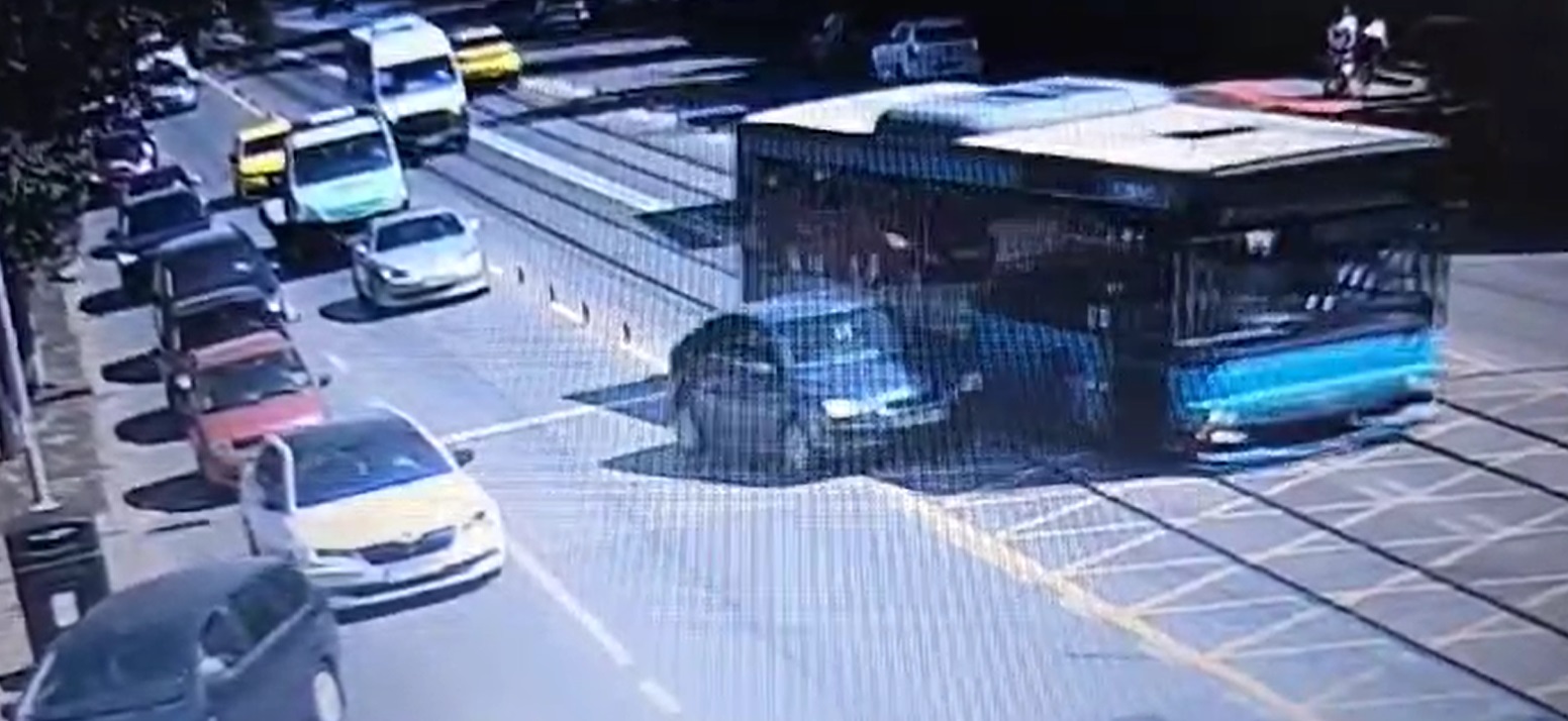 Autoturism lovit dur de un autobuz, în Iași. Cine este vinovat de producerea accidentului?/VIDEO
