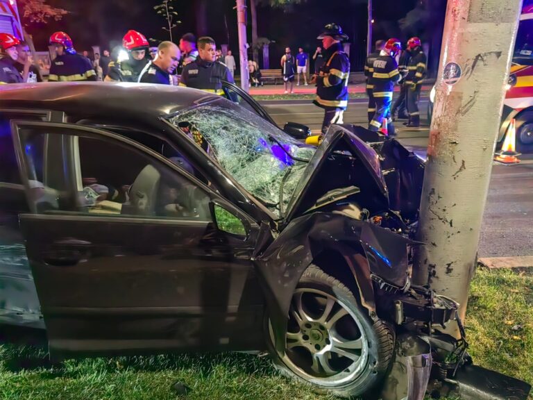 FOTO Accident cu 4 victime în Copou la miezul nopții, După o coliziune puternică, o mașină a ricoșat într-un stâlp