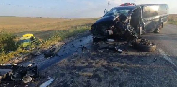 FOTO Accident grav în Suceava: 2 morți și 8 răniți dintre care doi sunt copii. Impact violent între un microbuz și două autoturisme