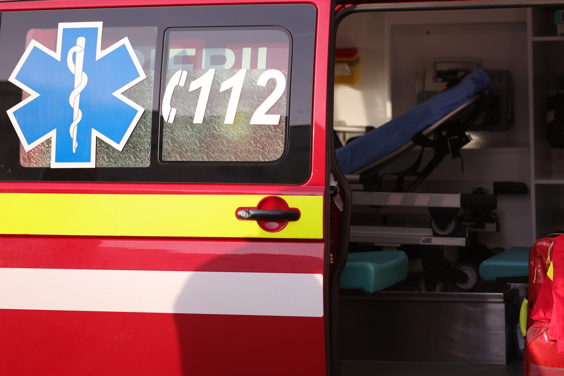 Foarte beată, o femeie de 70 de ani a căzut în râu, de pe pod, în drum spre casă. Vecinii au scos-o din apă la un pas de moarte