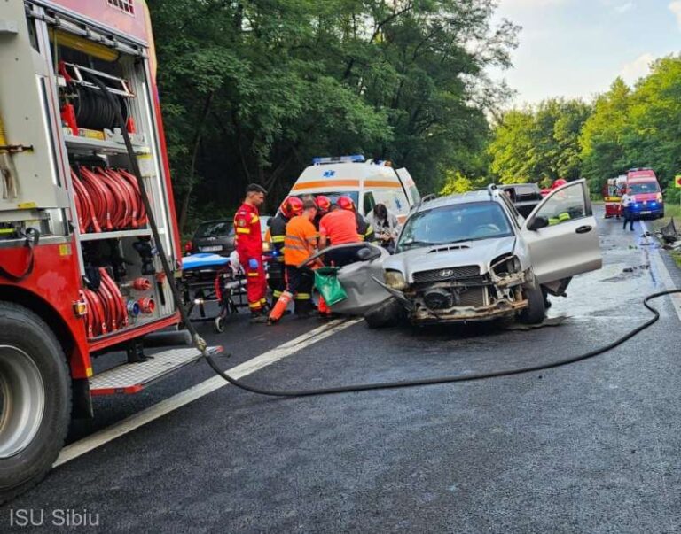 Impact frontal între două autoturisme: două femei și un bărbat au fost grav răniți