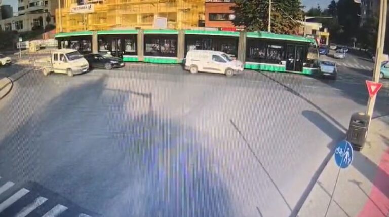 VIDEO – Logan izbit în plin de un tramvai nou în zona Nicolina CUG
