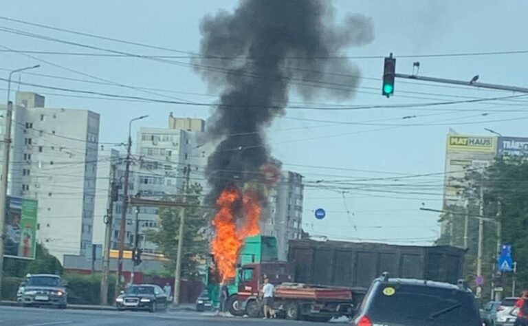 Tamponarea cu flăcări de la Țesătura - Șoferul camionului, trei luni fără permis: nu a acordar prioritate