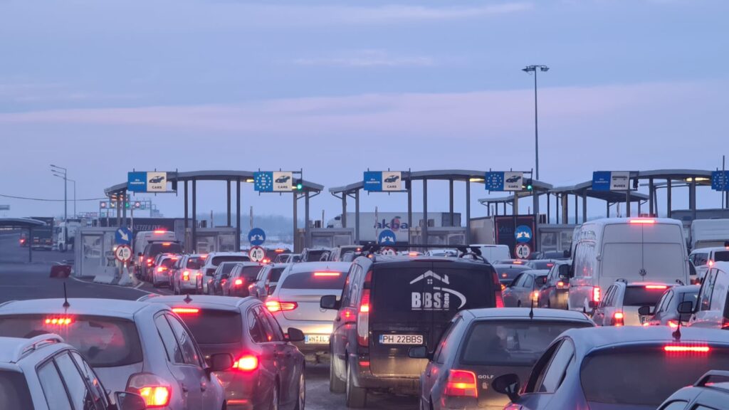 Aglomeraţie la ieşirea din ţară spre Ungaria. Cât trebuie să aștepte șoferii pentru formalităţile vamale