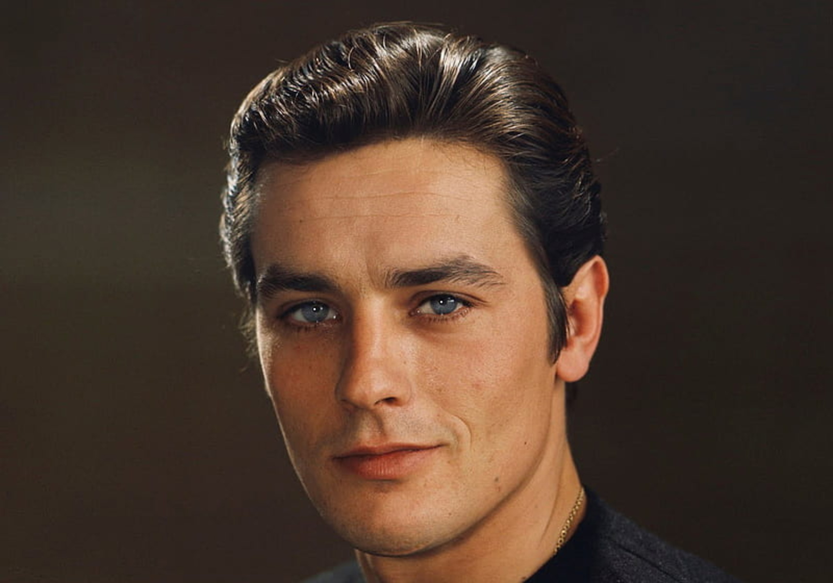 PORTRET Alain Delon, soarele negru al celei de-a 7-a arte. A fost un mit al cinematografiei, a cărui frumusețe și magnetism i-au fascinat pe cei mai mari regizori