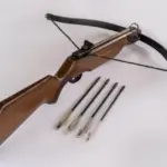 Atac cu arbaleta asupra unei femei în Franța. Trei suspecți reținuți, printre care soțul victimei și amanta lui