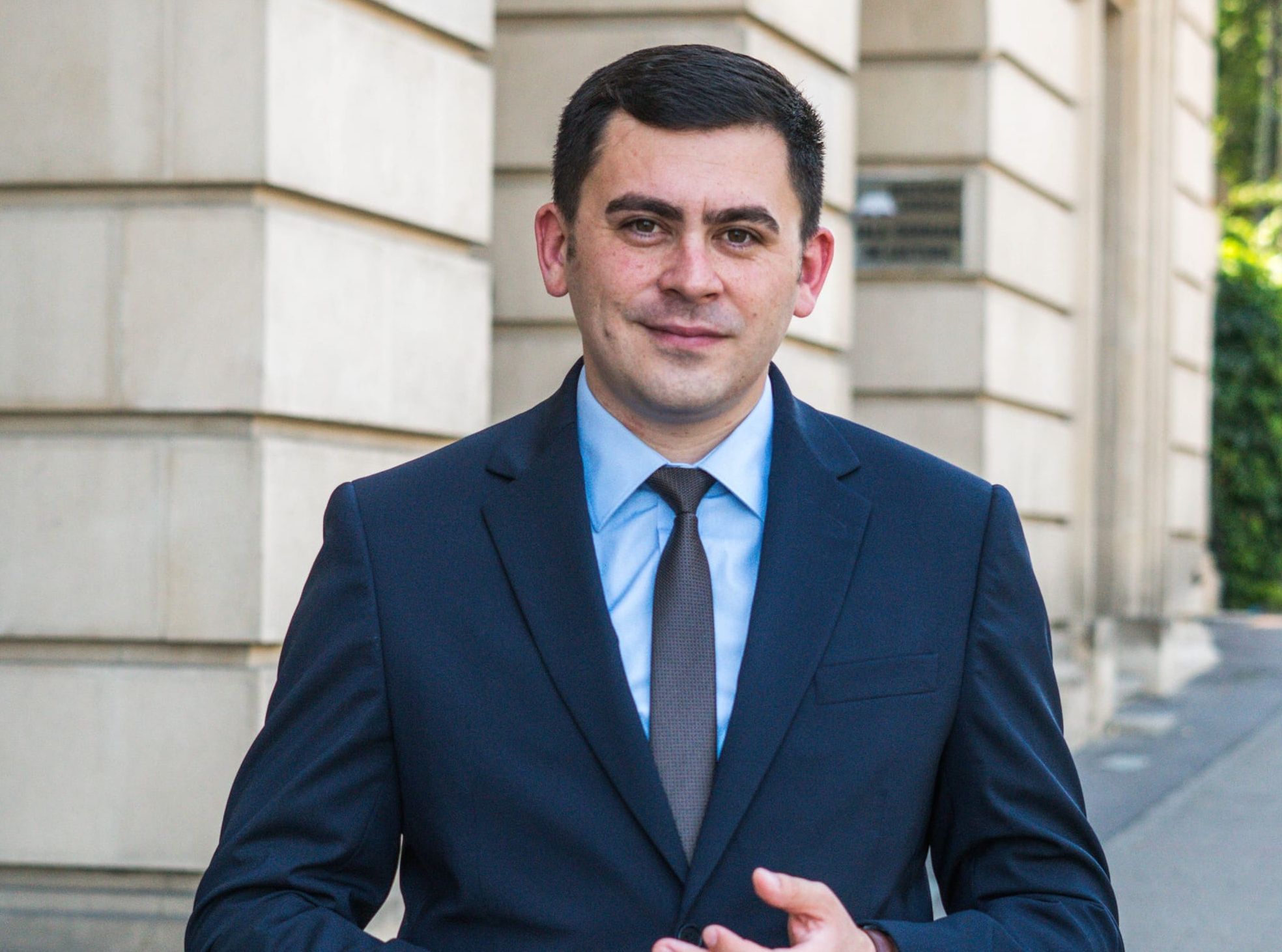  Consilierul Bogdan Crucianu vrea să facă cu bani din PNRR pavele din cauciuc uzat