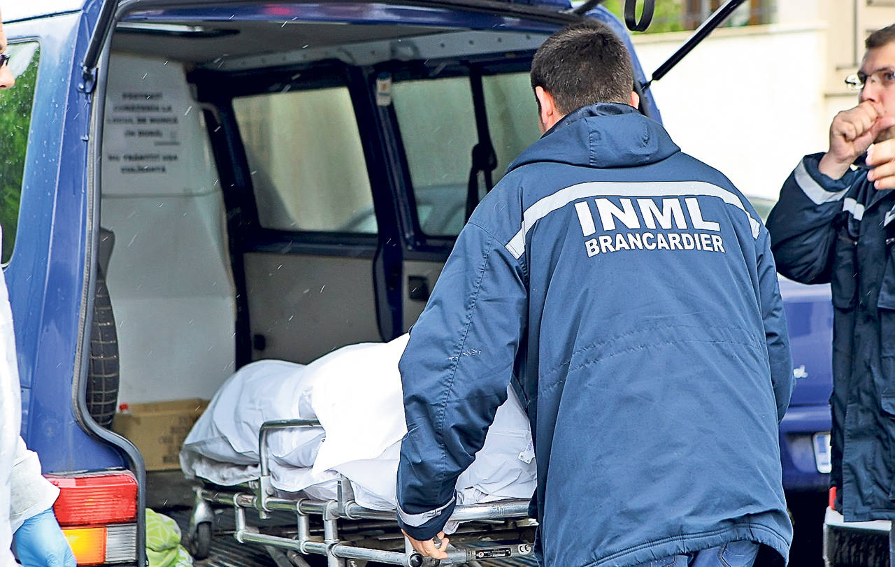 Cadavrul unui bărbat, cu multiple plăgi la nivelul gâtului şi braţelor, găsit pe un teren viran din Baia Mare