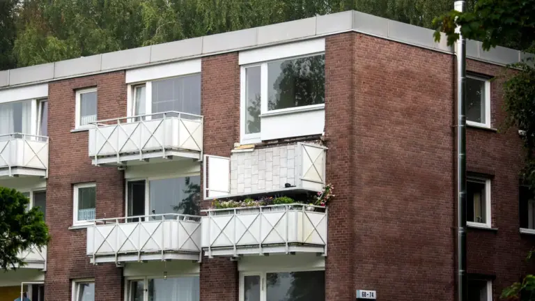 VIDEO Șase oameni au căzut cu balconul, de la etajul al treilea al unui bloc din Hamburg
