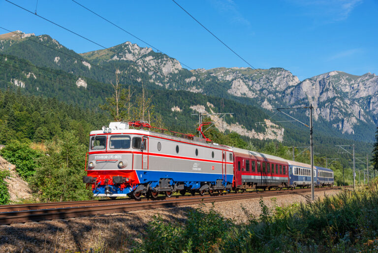 CFR: Trenurile vor circula cu 20-30 de km pe oră mai încet din cauza caniculei
