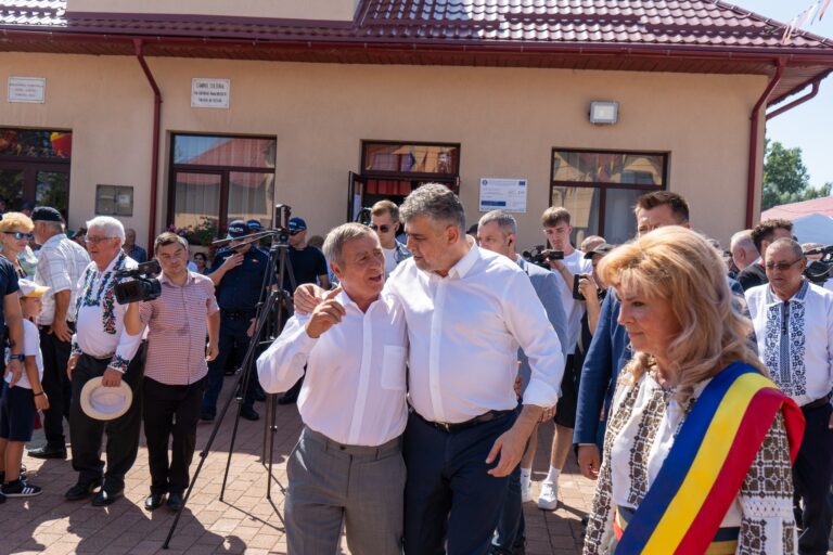 Ciolacu, campanie electorală cu pantaloni de designer care costă de șase ori standardul său de cumpărături „consistente”