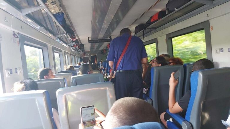 Pățania unui controlor de tren care a fost prea servil cu o șefă CFR în fața oamenilor. Acuzat că a știrbit imaginea CFR