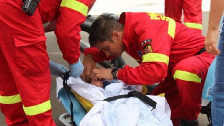 A murit copilașul de 4 ani care a căzut de la etajul VII al unui bloc de pe Independenței. Medicii s-au luptat 2 ore să îi salveze viața
