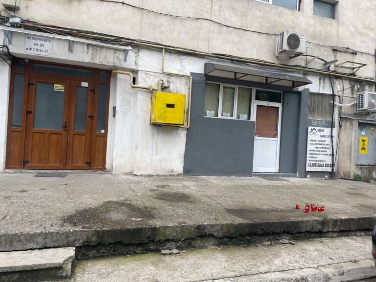 Lumânări în fața blocului din centrul Iașului unde un copil a căzut de la etaj - FOTO